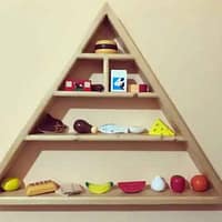 Piramide-Portaoggetti-Bacheca-in-legno-di-abete bacheca in legno