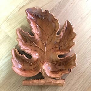 Svuota-tasche-foglia-in-legno-3D-opera-arredo svuotatasche in legno