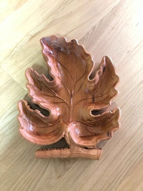 Svuota-tasche-foglia-in-legno-3D-opera-arredo svuotatasche in legno
