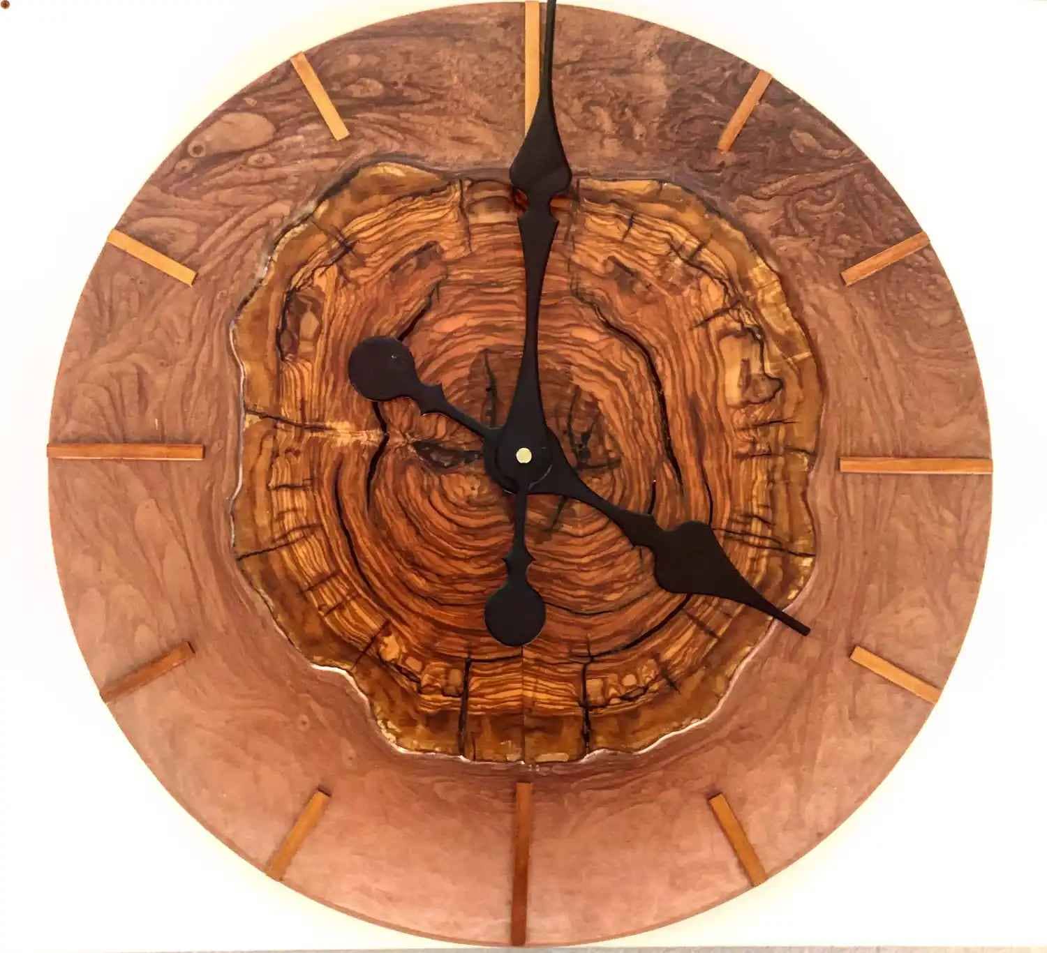 Orologio da parete in legno e resina rossa Ø36cm – mushydesign