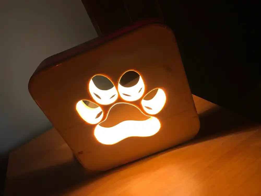 Lampada LED A Forma Di Zampa Di Cane In Legno - WoodDecor
